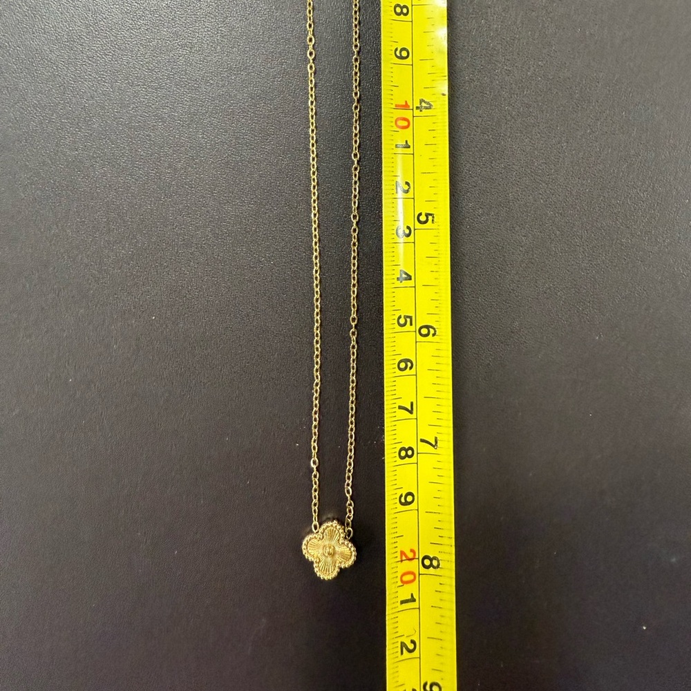 NEW- 18k Gold plated Clover Pendant Necklace - Picture 2 of 3